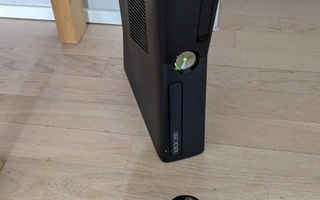 Xbox 360S 250gb + pelejä10kpl.
