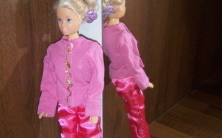 Neljä vaatetta ja yhdet kengät Barbielle.