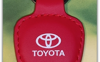 Pieni nahkainen punainen Toyota avaimenperä