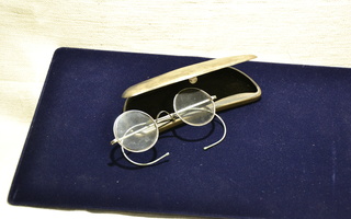 kuvan silmälasi ja kotelo