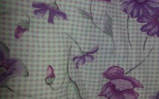 Vaalealla pohjalla violettejä ruutuja ja kukkia