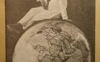 Merimiespukuinen lapsi istuu maapallolla, k. k-k 1918