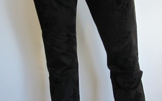 # Uudet mustat housut, koko 36 ja 40