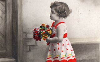 Vanha postikortti- lapsi ja kukkakimppu