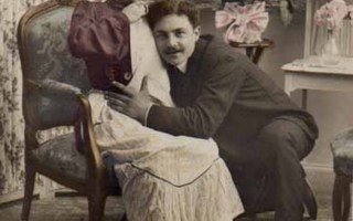 RAKKAUS / Miehen kädet istuvan tytön uumalla. 1900-l.