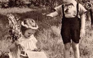 LAPSI / Pieni tyttö ja poika kesäisellä niityllä. 1930-l.