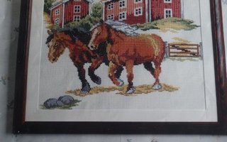 Ristipistomalli hevoset ja punaiset maalaistalot