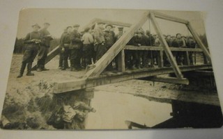 Miehiä siltarakennustyömaalla, vanha mv valokuva / kortti
