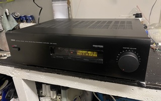 Yamaha DSP-E1000 päätevahvistin / surround prosessori