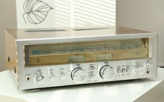 70-luvun viritinvahvistin Sansui G-2000