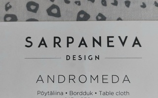 Sarpaneva design Andromeda pöytäliina pakkauksessa.