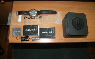 Police-merkkinen kello.