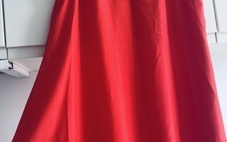 Tyylikäs punainen mekko