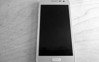 Samsung Galaxy A3 varaosiksi/korjattavaksi.