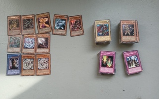 Yugioh kortteja paljon