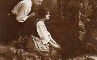 RAKKAUS / Nätti tyttö ja mies kukkulalla. 1900-l.