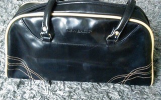 Musta laukku / käsilaukku / olkalaukku pitkillä hihnoilla