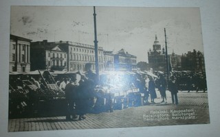 Helsinki, Kauppatori, paljon väkeä ostoksilla, p. 1930