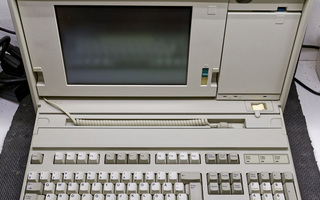 IBM PS/2 P70, "raahattava"/kannettava plasmanäytöllä