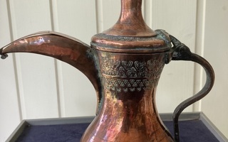 Arabialainen Dallah -kahvikannu, runsas koristelu