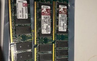 3 kertaa 512 MB SO DIMM Kingston muistia