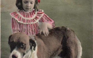LAPSI / Kiharatukkainen pieni tyttö ja suuri koira. 1900-l.