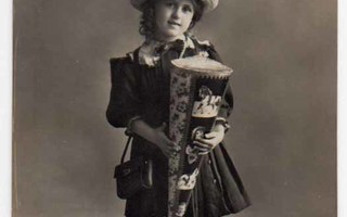 KOULU / Soma koulutyttö hattu päässä, karkkituutti. 1910-l.