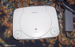 SONY PLAY STRATION PS ONE+ 4 PELIÄ+ MUUNTAJA,EI OHJAIMIA