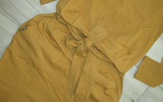 Käsin tehty sinapinvärinen mekko, koko 34