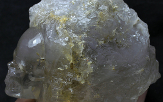N. 10.000 ct kristallipääkallo etsaantuneessa vuorikiteessä