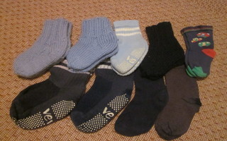 Sinisiä sukkia 9 paria (koko 17 - 20)