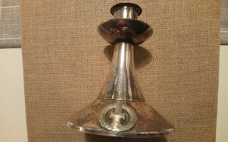 Sotainvalidi kynttelikkö, hopeavärinen, korkeus noin 10,5 cm