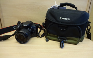 Järjestelmäkamera Canon EOS 550D ja kameralaukku