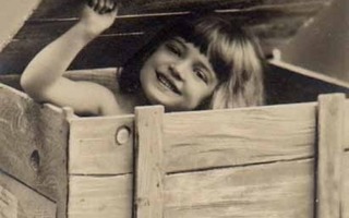 LAPSI / Puulaatikosta kurkistava iloinen lapsi. 1900-l.