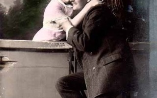 RAKKAUS / Tyttö halaa miestä muurin yli. 1900-l.