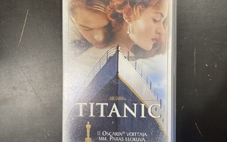 Titanic elokuva on vuodelta 1997. Draaman on ohjannut James Cameron.  Saatavilla DVD / Blu-ray tallenteena.