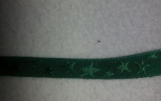 Askarteluun: muotoiltava vihreä tähtinauha