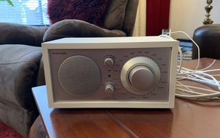 Tivoli Audio Model One valkoinen / hopea pöytäradio
