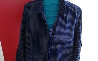Logg sinivalkoraidallinen napillinen paita kokoa 40