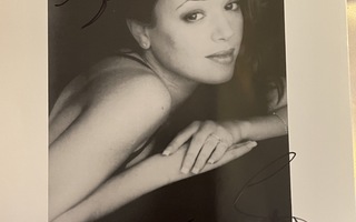 Näyttelijä Leah Remini nimikirjoitus promokuvassa