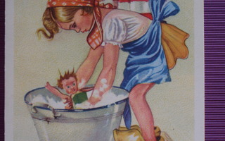 Tyttö pesee nukkea vannassa