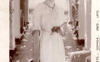 NAINEN / Tyttö valkoisessa mekossa hattu kädessään. 1910-l.
