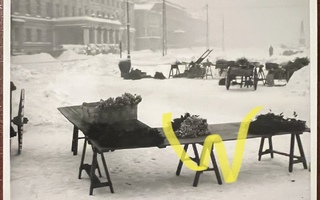 Valokuva 1944 Helsingin tori ilmahyökkäyksessä