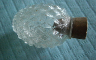 Antiikki parfyymi pullo pöökikorkilla 4 x 3 cm + korkki