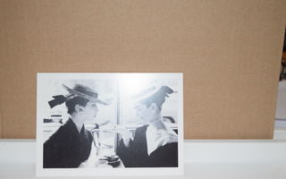 postikortti naiset kahvilassa