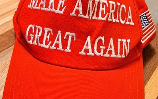 MAKE AMERICA GREAT AGAIN - TRUMP -lippalakki punainen UUSI