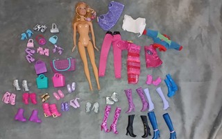 Barbie nukke, vaatteita, kenkiä ja laukkuja