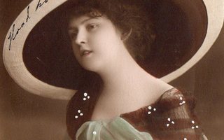Vanha postikortti- kaunis nainen ja iso hattu