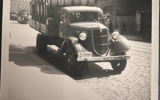 Valokuva Ford M/1935 kuorma-auto tynnyrilastissa