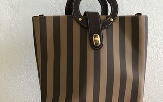 Ruskea raitainen käsilaukku ( 31 x 28 cm )